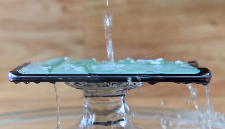 Wasser läuft über ein Smartphone