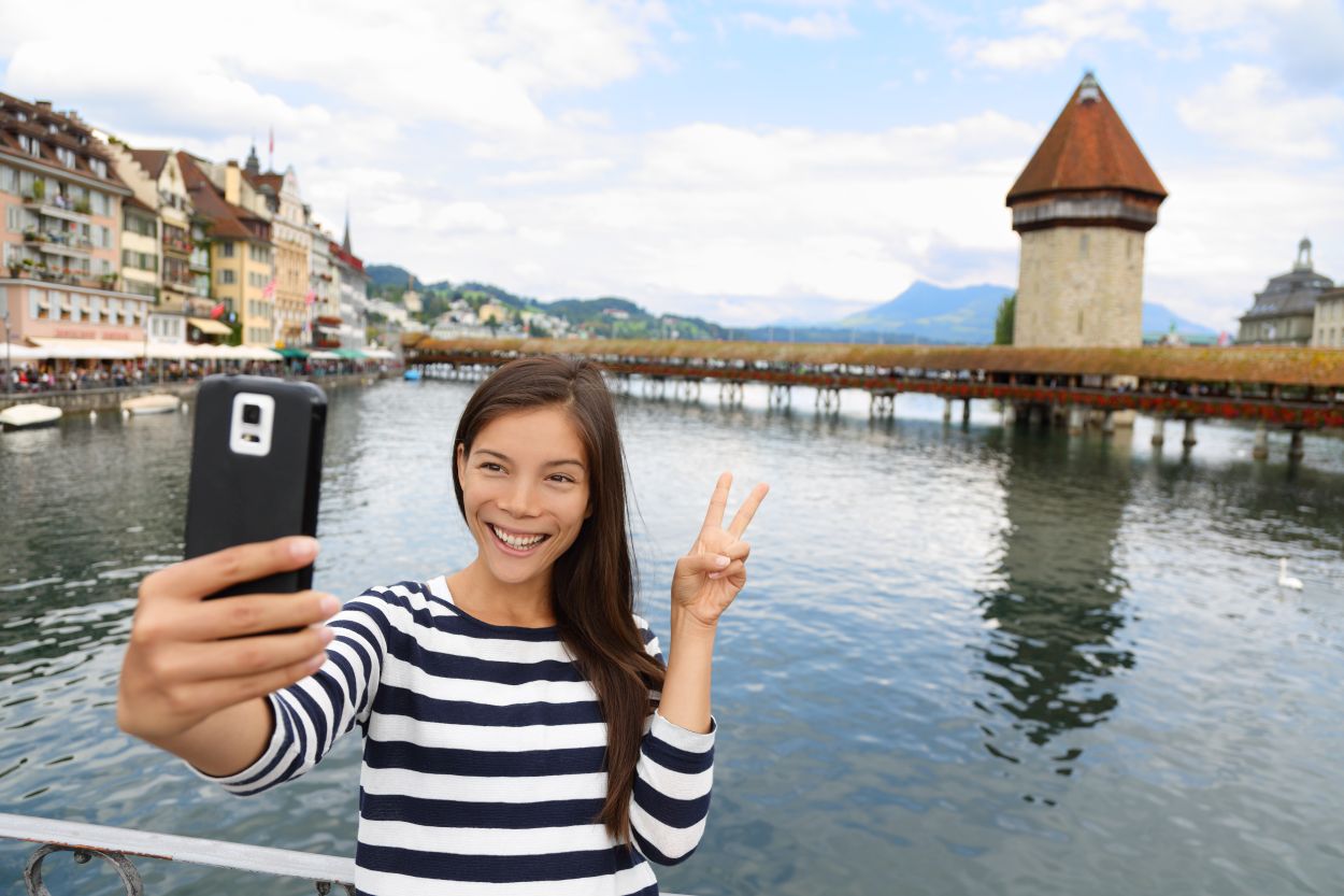 Frau macht ein Selfie in Luzern. 