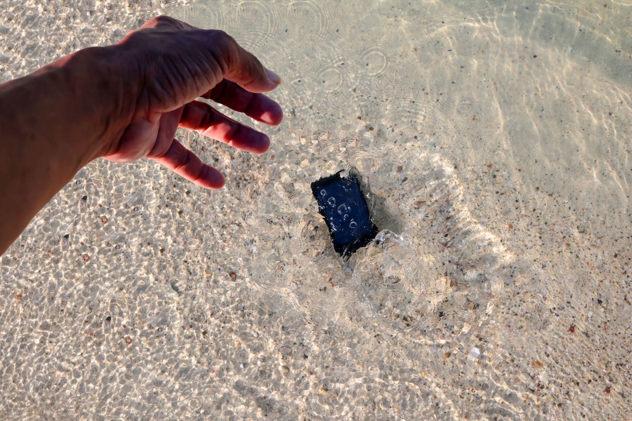 Handy ins Wasser gefallen, am Meer