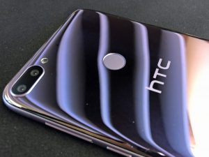Das HTC Desire 12+ in Lila mit Dual-Kamera.