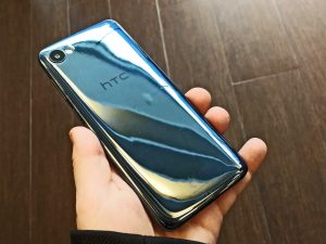 Das HTC Desire 12 wirkt in der Hand nicht zu groß
