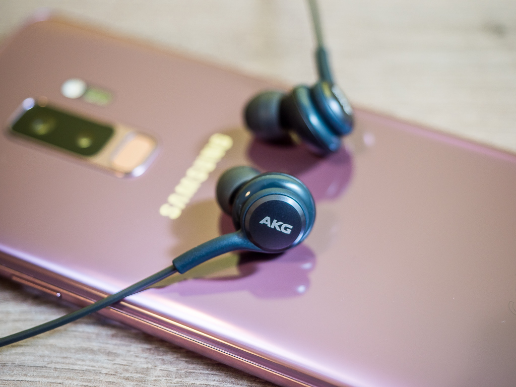 Samsung Galaxy S9+ in Lilac Purple mit AKG-Kopfhörern