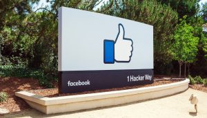 Haupteingang zum Facebook HQ.
