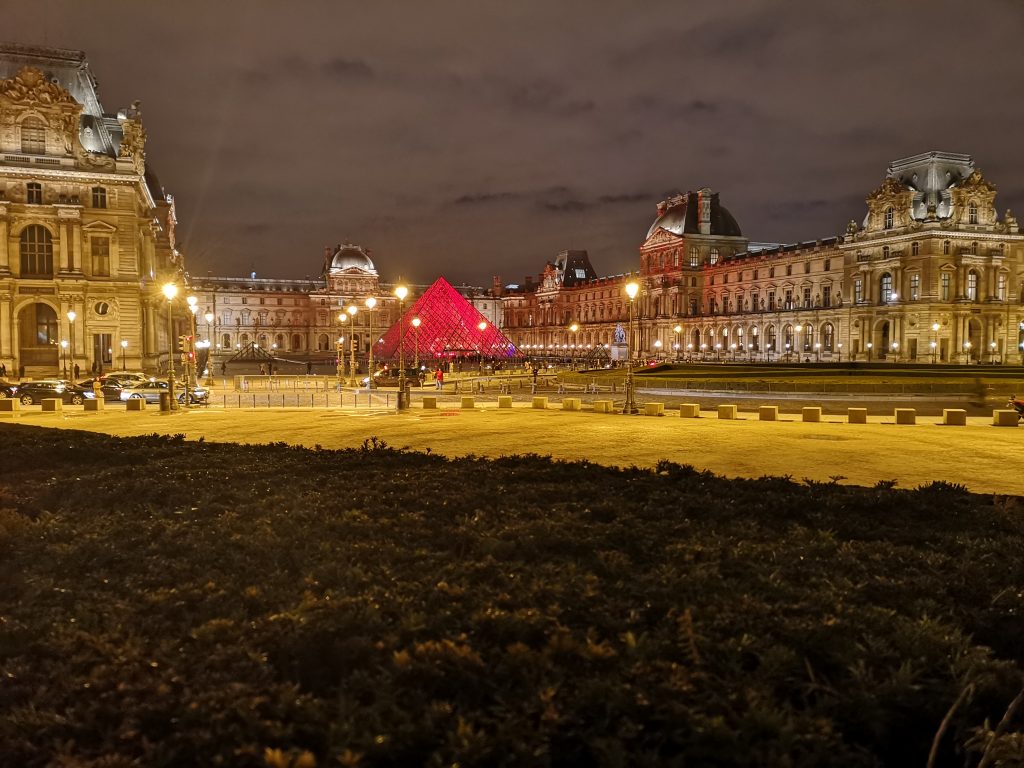 Louvre in Paris bei Nacht