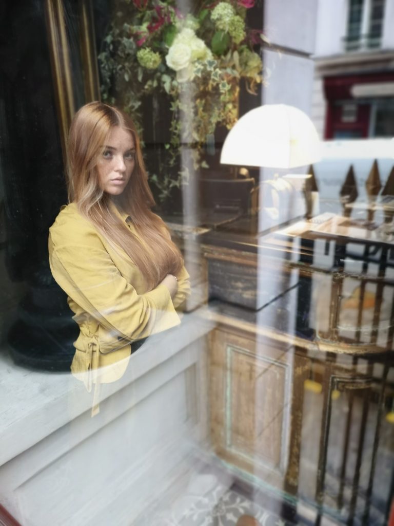 Model Lara Vogel in Paris am Hoteleingang
