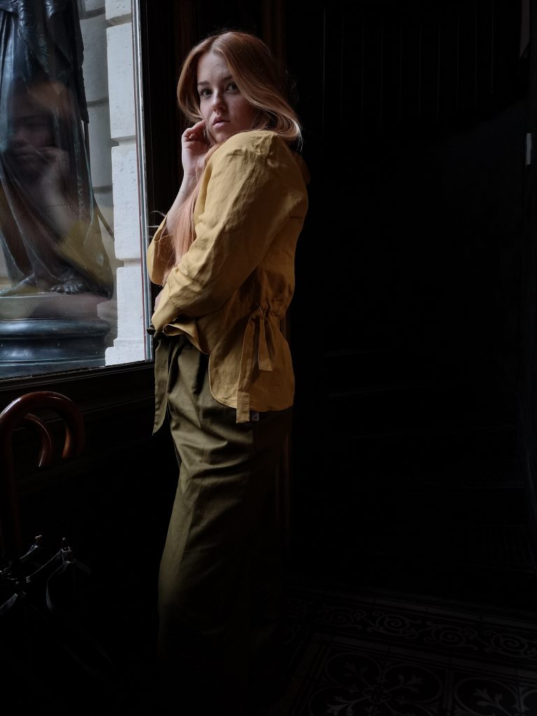 Model Lara Vogel in Paris durch die Scheibe fotografiert