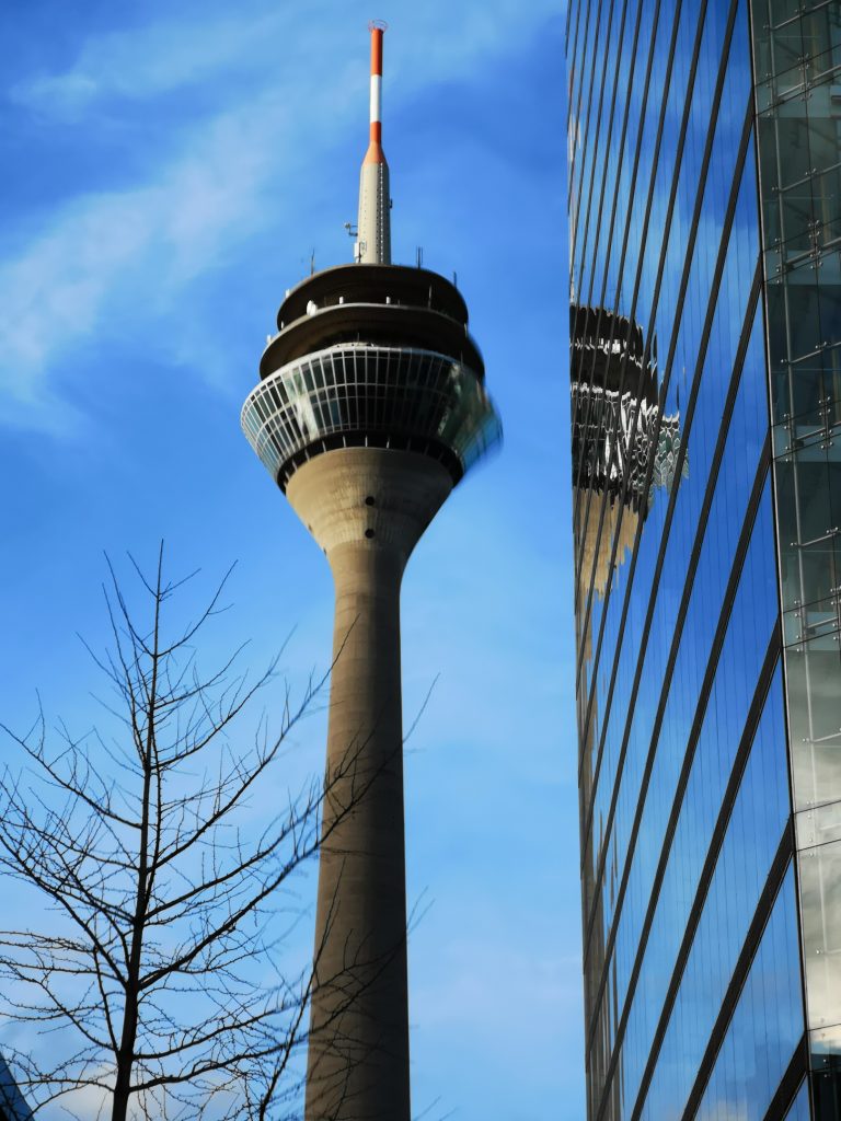 Der Rheinturm in Düsseldorf aufgenommen mit dem Huawei P20 Pro und 3x Zoom