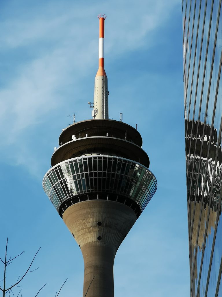 Der Rheinturm in Düsseldorf aufgenommen mit dem Huawei P20 Pro und 5x Zoom
