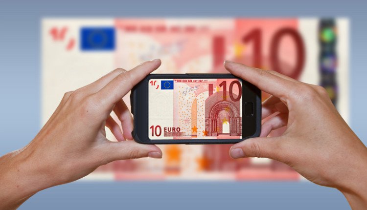 Handy, das einen 10 Euro Schein abfotografiert