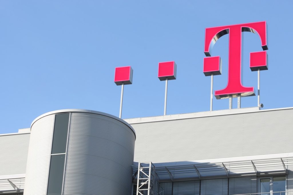 Telekom-Logo auf Firmengebäude