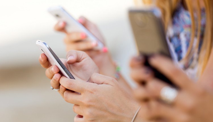 Smartphones in den Händen junger Leute - die besten eSIM-Tarife
