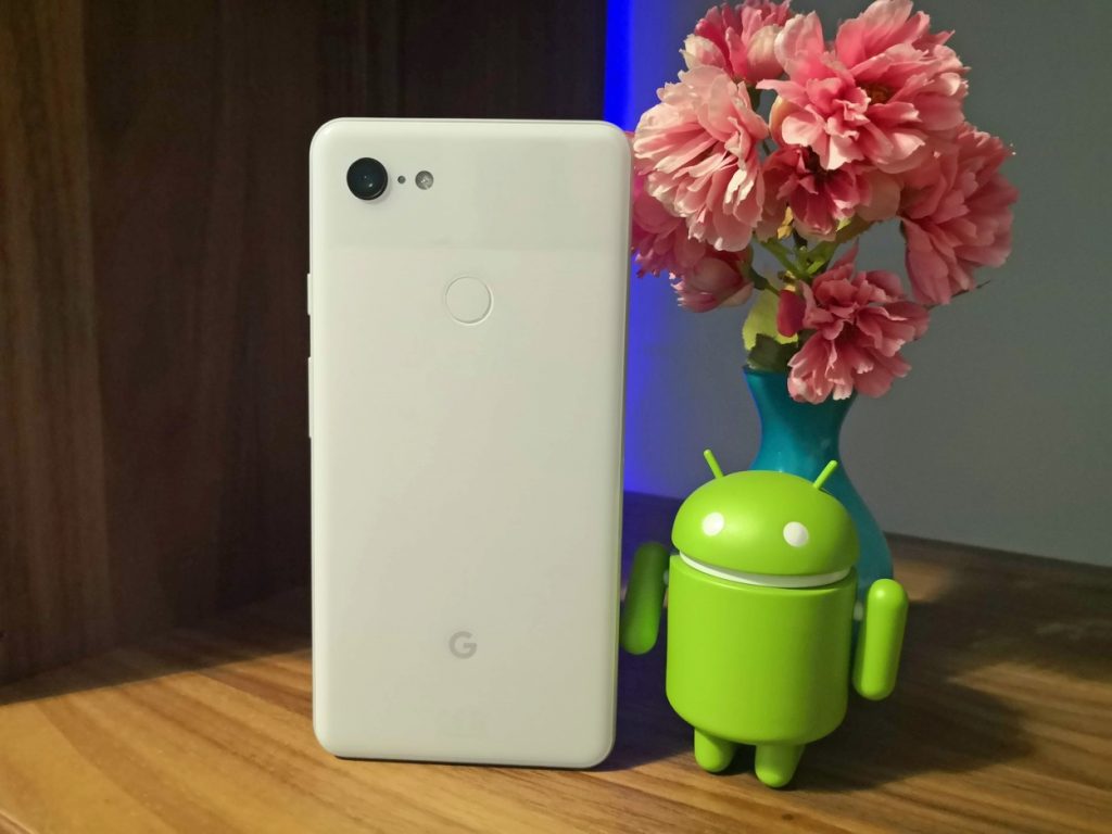 Das weiße Pixel 3 XL neben einem Android-Männchen