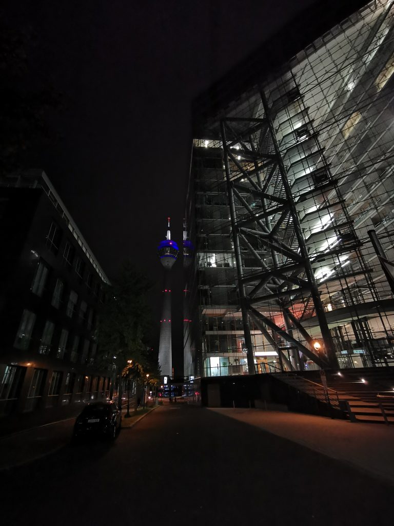 Düsseldorf Stadtor und Rheinturm bei Nacht im Weitwinkel