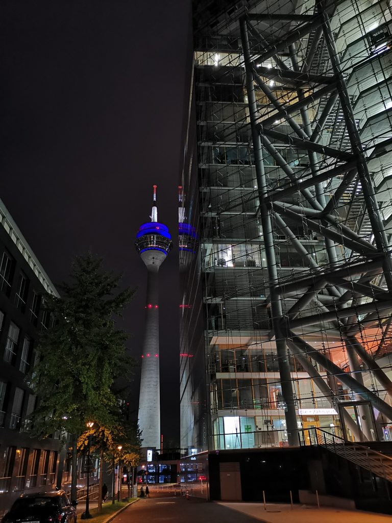 Düsseldorf Stadtor und Rheinturm bei Nacht