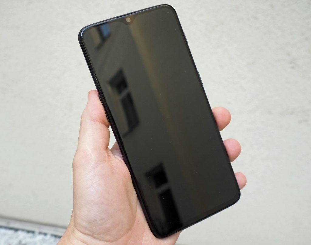 OnePlus 6T in der Hand