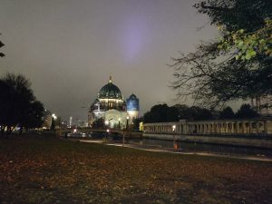OnePlus 6T: Nachtaufnahme vom Berliner Dom