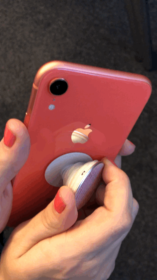 PopSocket auf der Rückseite eines iPhone Xr als Mittel zur Stressreduktion