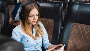 Frau im Flieger nutzt Over-Ear-Kopfhörer