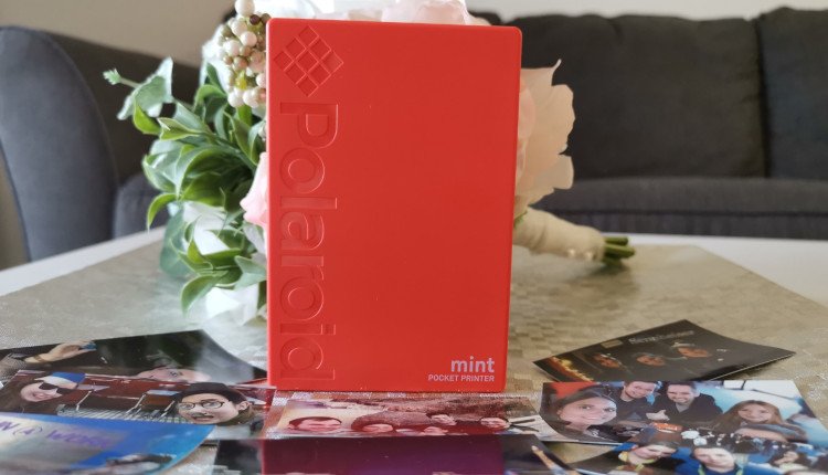 Rote Version des Polaroid Mint mit Testdrucken