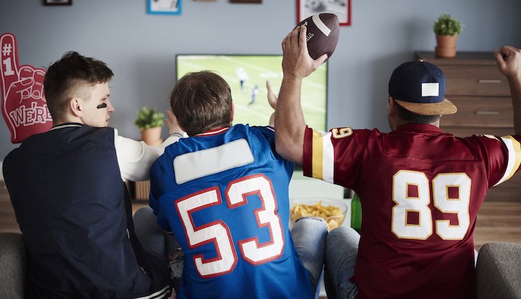 NFL-Fans schauen ein Football-Spiel