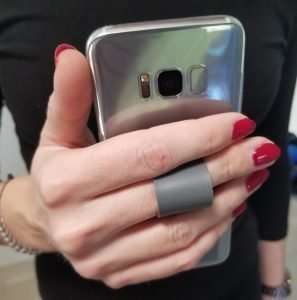 Das Speck GrabTab in Grau auf einem Samsung Galaxy S8