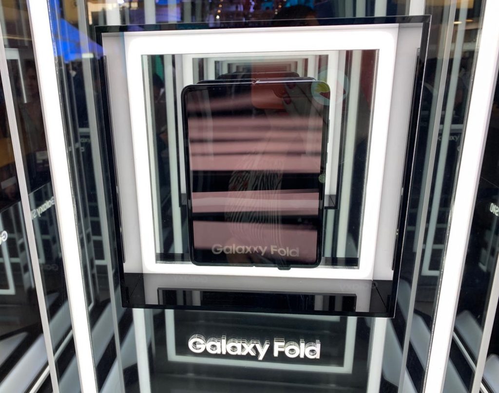 Samsung Galaxy Fold hinter Glas