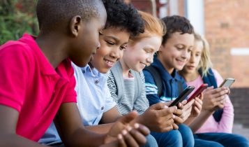 Kinden nutzen ein Smartphone