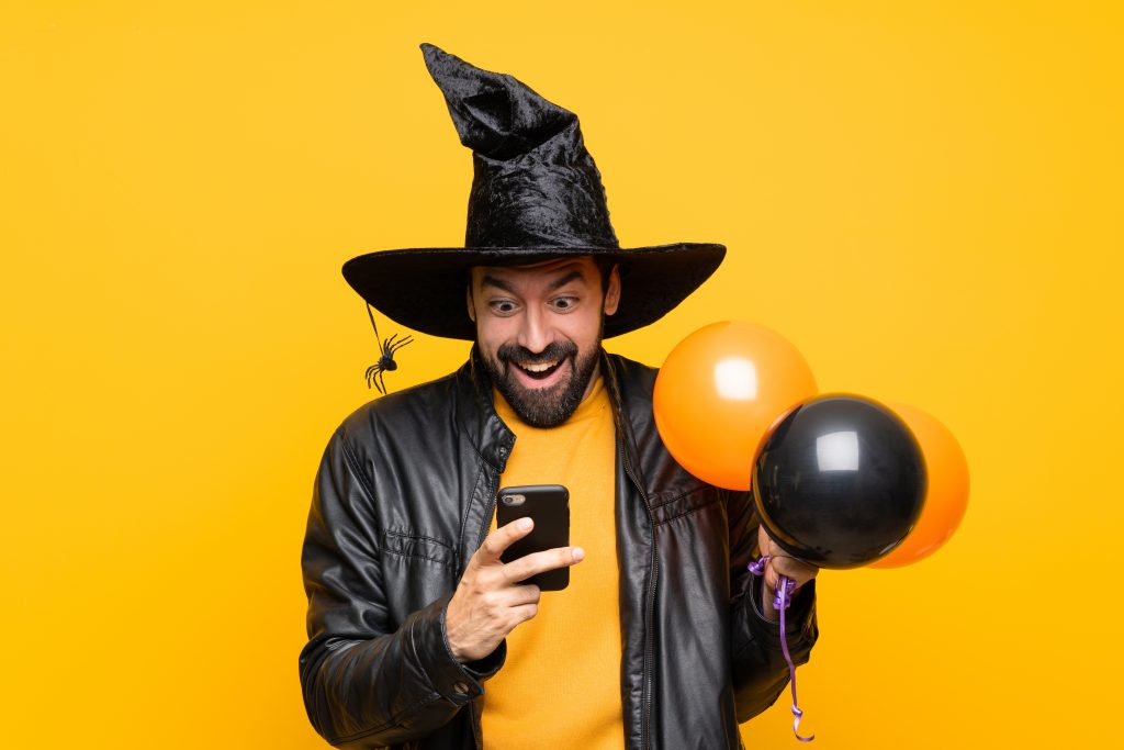 halloween mann mit handy smartphone
